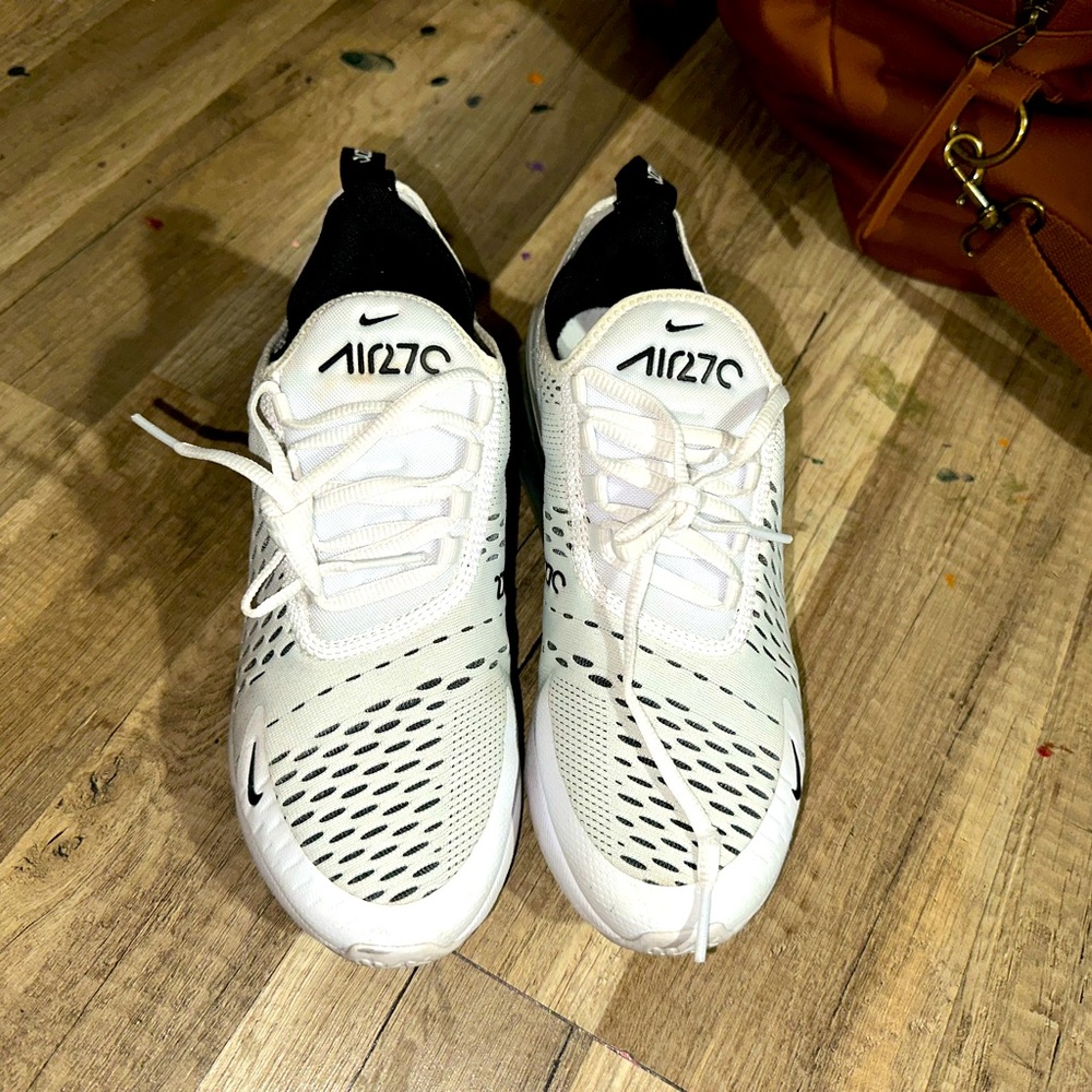 AIR270 7.5 women’s size shoe.
